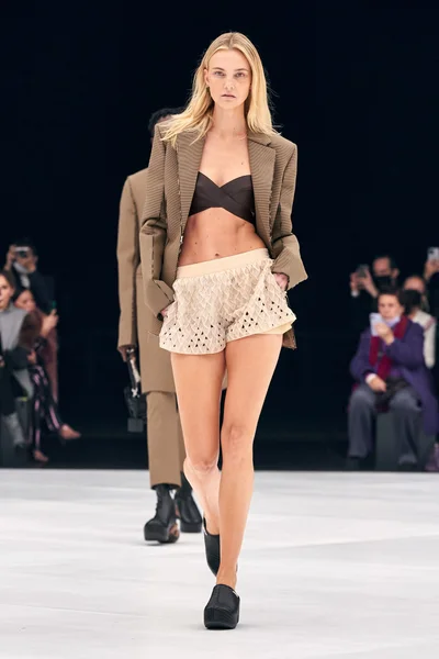 Look 18